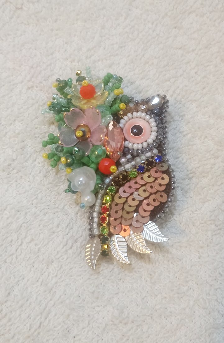 Broșă „Bufniță în Flori”