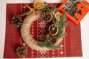 Cerc de Crăciun care aduce spiritul sărbătorilor acasă.