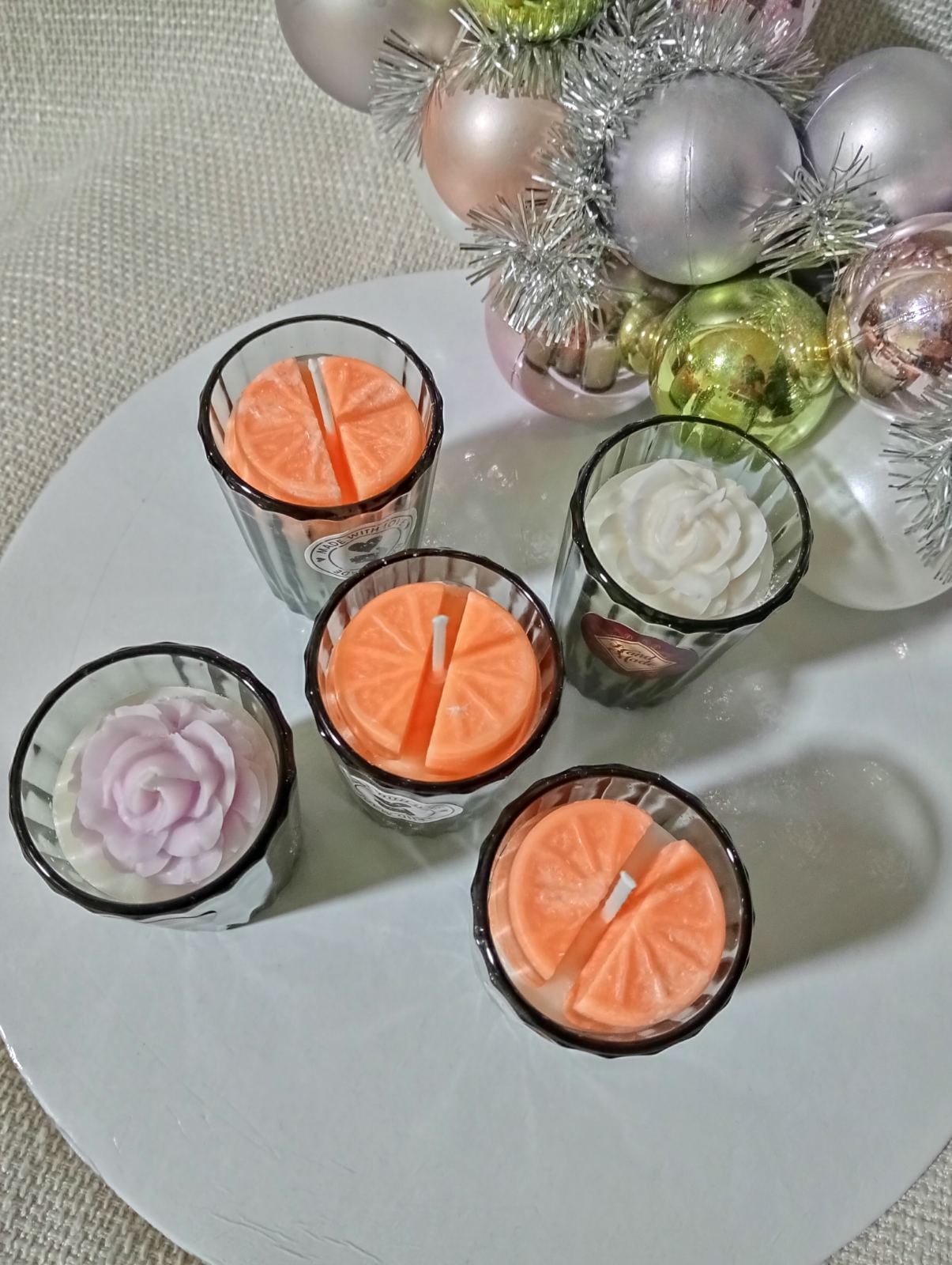 Lumânări parfumate în recipient ,cu aromă de mandarine .